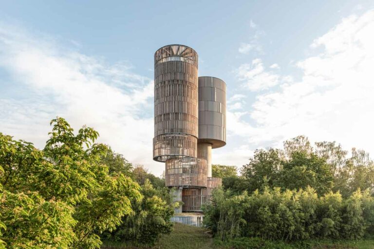 Château d'eau au Kirchberg à Luxembourg, une construction en béton armé avec une façade en bois abritant des nids pour oiseaux