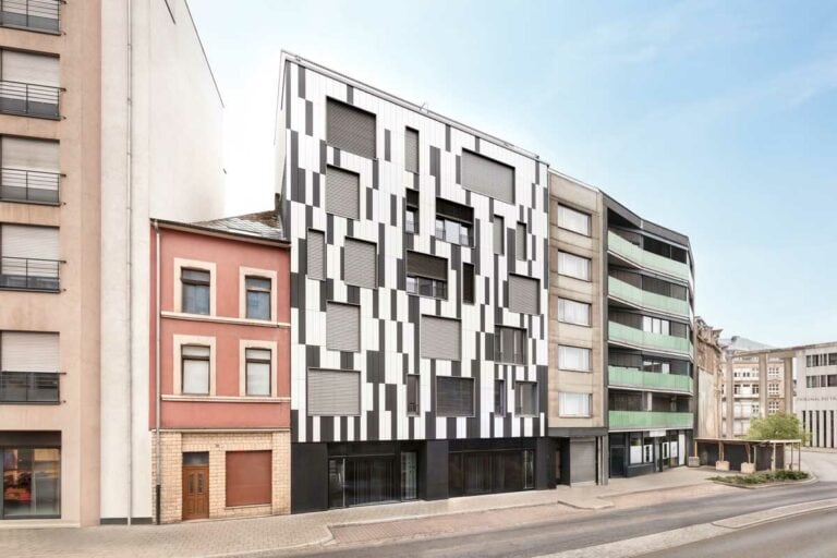 Immeuble boulevard Kennedy à Esch-sur-Alzette avec façade en céramique ventilée